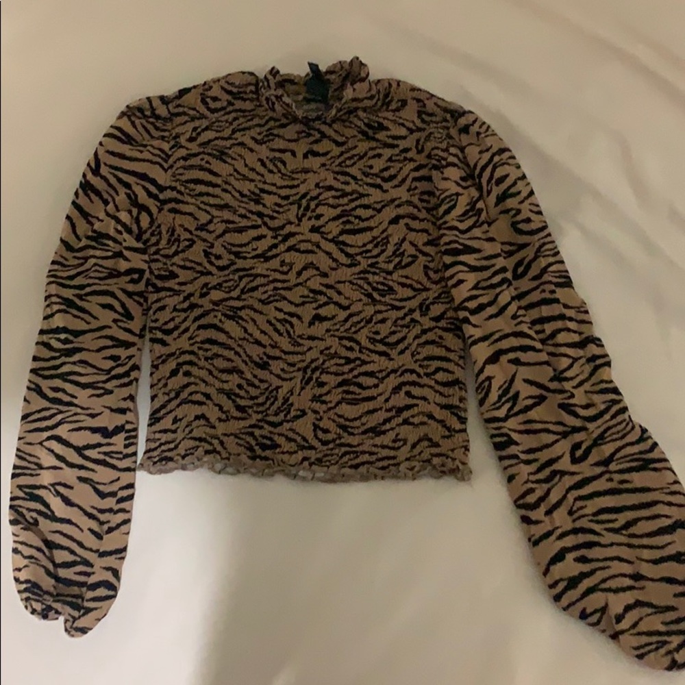 Cropped tiger top with pirate sleeves